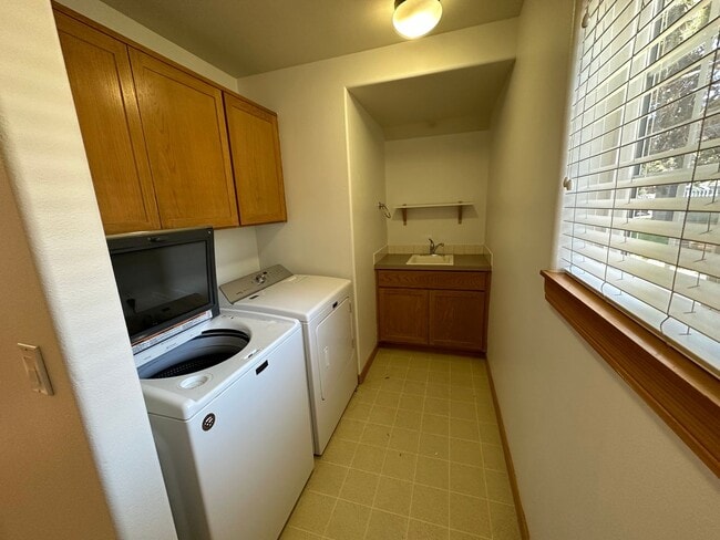 Building Photo - Bring the DOG! 3 Bdrm located in Westside Pines, All Appliances, Newer Paint In & Out, Double Gar...