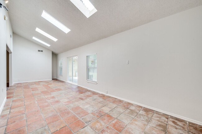 Building Photo - 1710 Green Oaks Dr