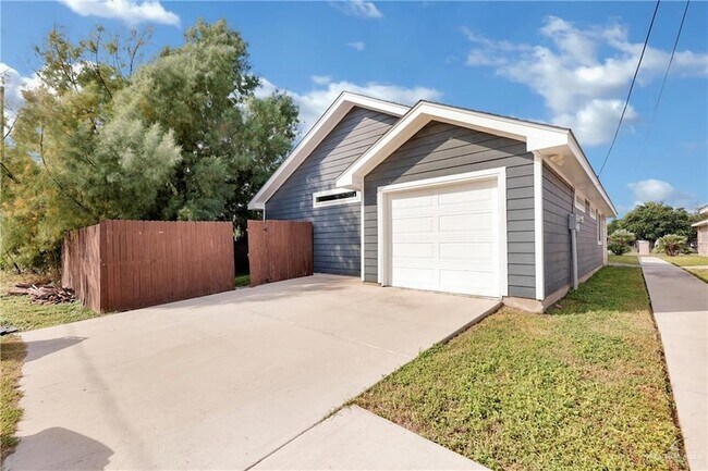 Building Photo - 308 N 17th St