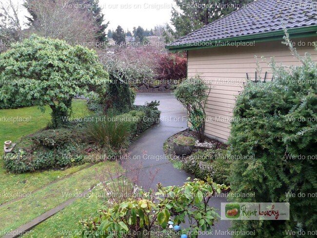Building Photo - INCREDIBLE VIEWS!! Large 2-Bedroom + Den Duplex with 3-Car Garage in Fantastic Federal Way Neighb...