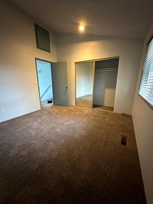 Building Photo - 2 bedroom townhuose