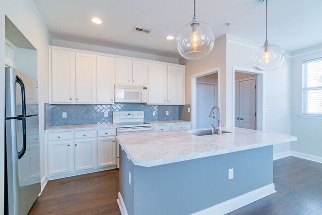 Building Photo - Conveniently Located Condo in Elizabeth Village!