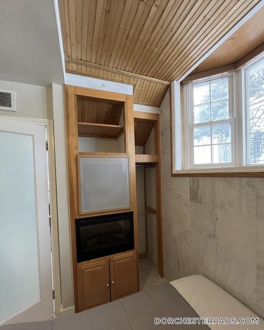 Building Photo - 235 Savin Hill Ave