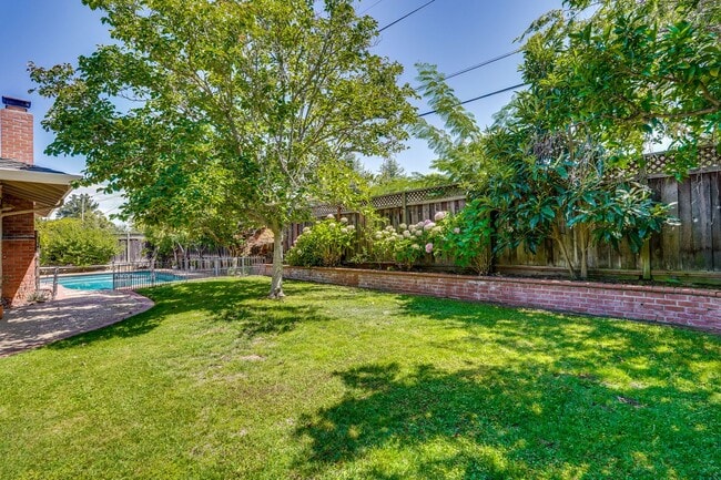 Building Photo - Excellent 3 Bedroom 2 Bath In A Great Neig...