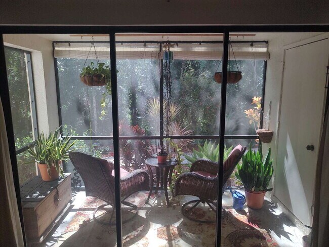 Building Photo - "$200 move in Special. Quite and Peaceful ...