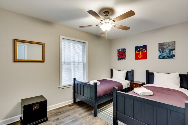 Building Photo - 226 S Hoyne Ave