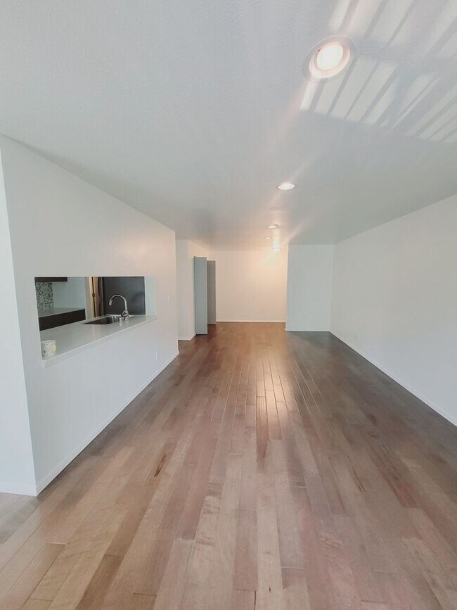 Building Photo - Central Element