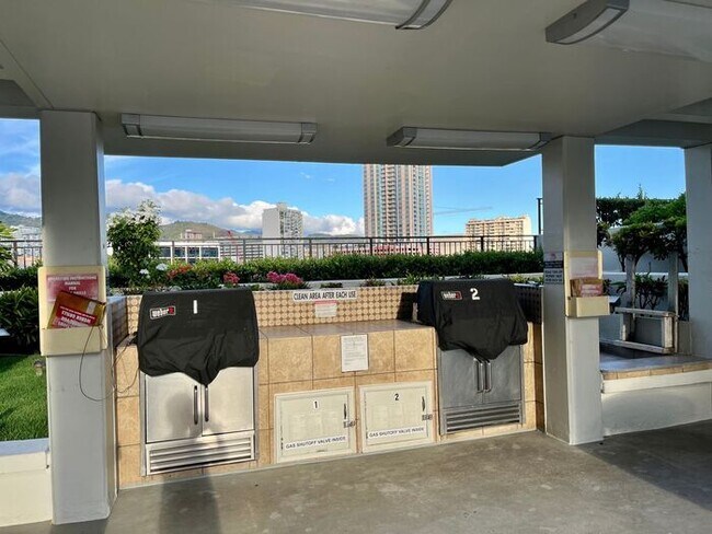 Building Photo - Kakaako: 2 Bed, 2 Bath, 2 Parking with Sto...