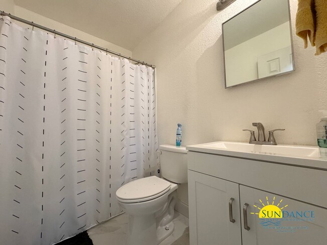 Building Photo - 3 Bedroom with Bonus living room!