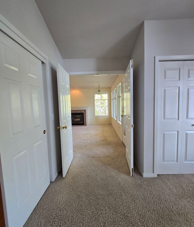 Building Photo - ***PENDING APPLICATIONS***2 Bedroom 1.75 B...