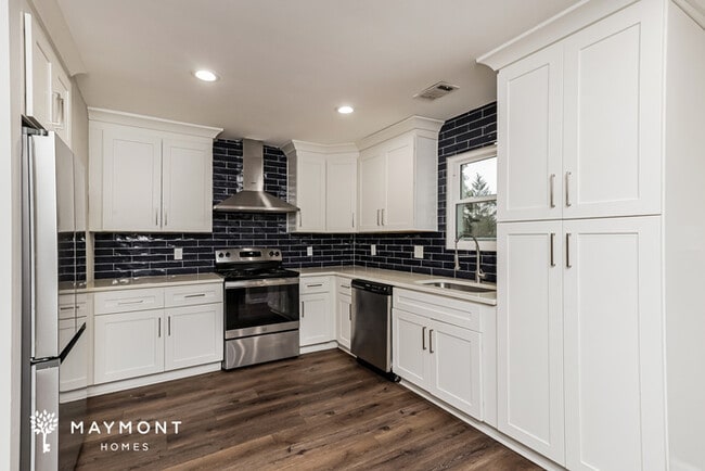 Building Photo - 905 King Dr SE