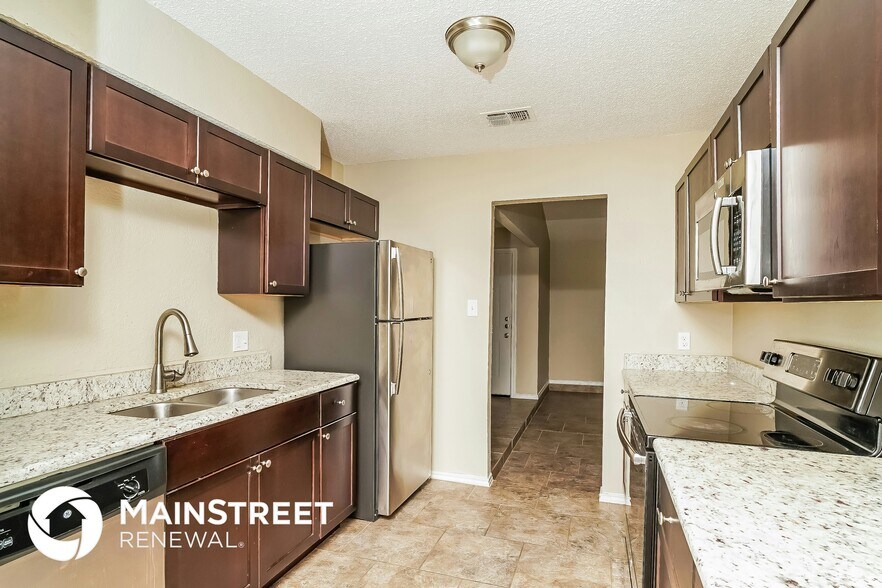 Building Photo - 4820 Crest Dr