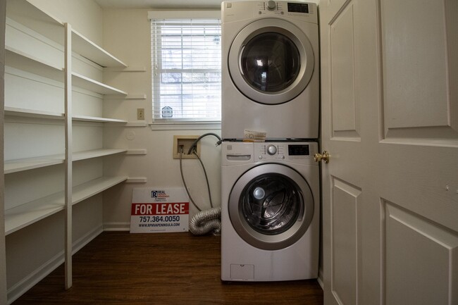 Building Photo - 3 Bedrooms, 2.5 Bathrooms Townhouse Rental