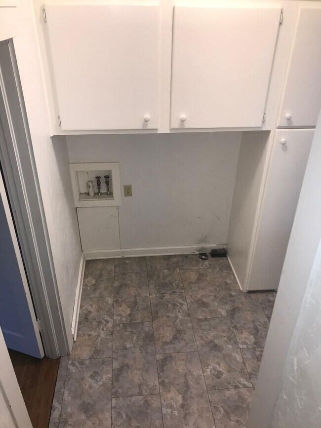 Building Photo - 4 Bedroom, 2 Bath in Sunset Terrace!