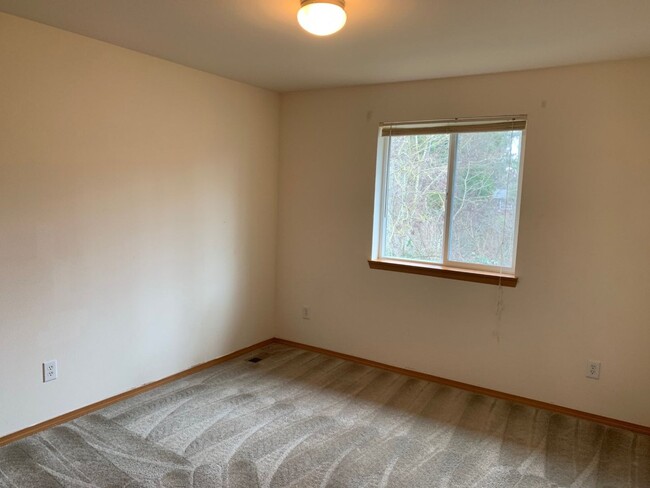 Building Photo - Beautiful 3-bd, 2.5-bath house The Ridge i...