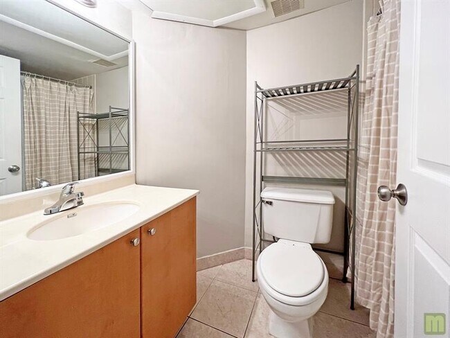 Building Photo - 2811 N Oakland Forest Dr