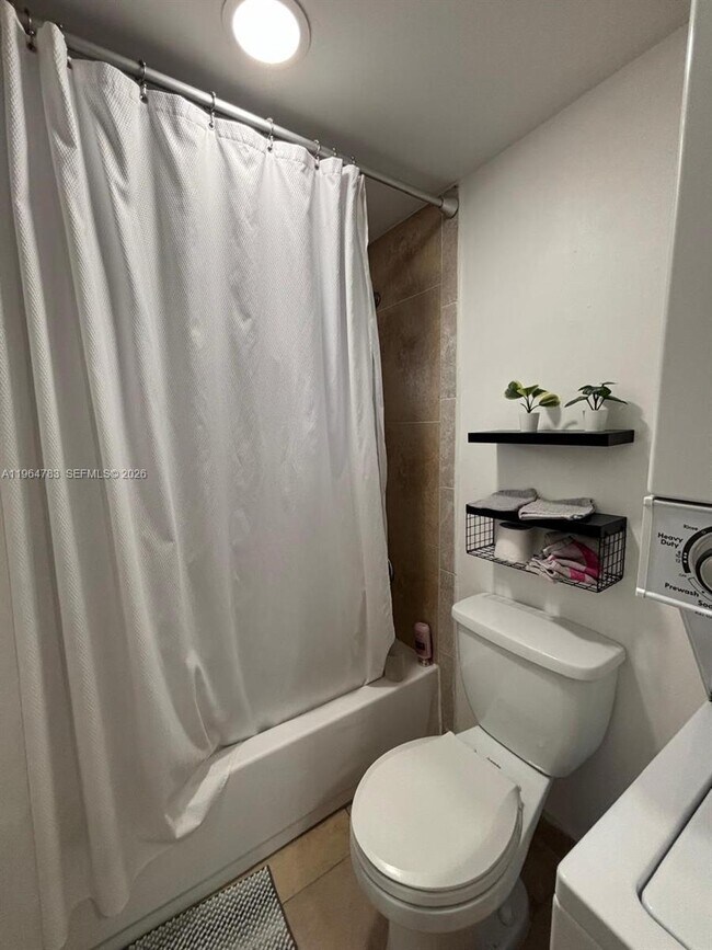 Building Photo - 9365 Fontainebleau Blvd