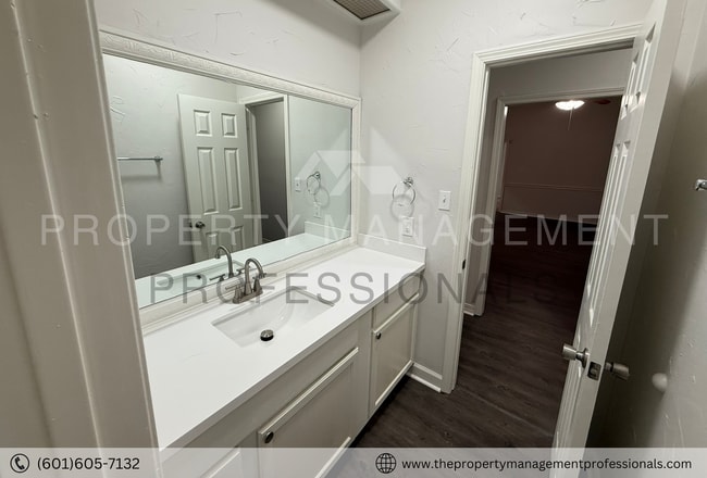 Building Photo - Renovated beauty near the country club and golf course!