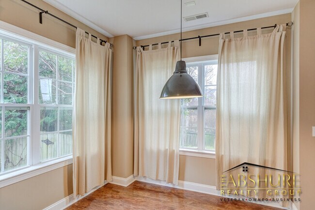 Building Photo - 325 Timber Meadow Lake