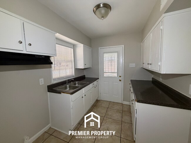 Building Photo - 1731 Capri Rd