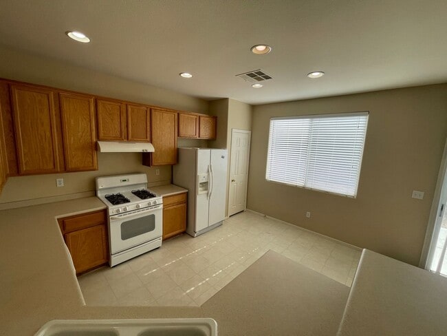 Building Photo - 3 Bedroom 2 1/2 Bathroom w/Den & Loft