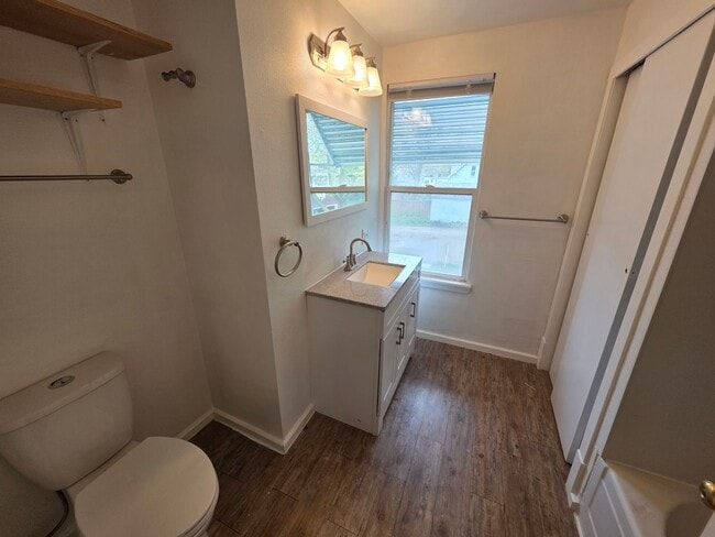 Building Photo - 613 W Knox Ave