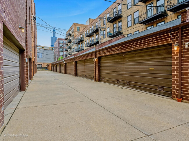 Building Photo - 1047 W Monroe St