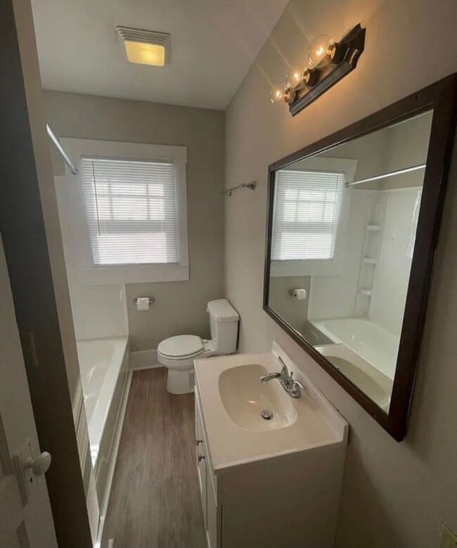 Building Photo - !! Spacious 2-Bedroom, 1-Bathroom Home AVA...