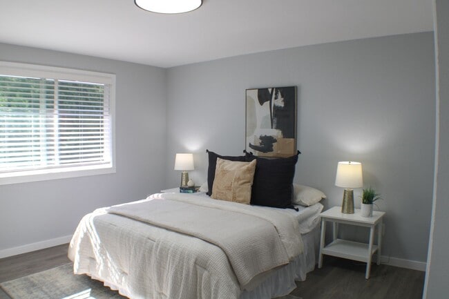 Building Photo - Amazing Everett/Mukilteo Tri-Level Home