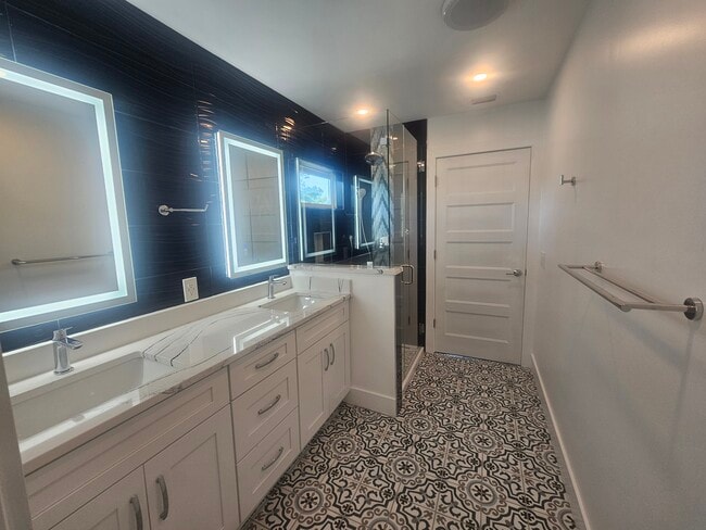 Building Photo - 1213 Formosa Ave