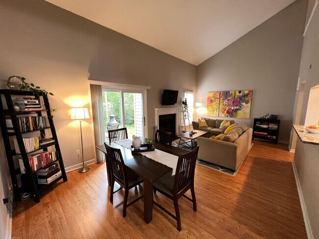 Building Photo - Adorable 3 Bedroom Townhouse w/ 1st Floor ...