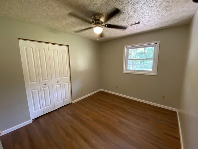 Building Photo - 131 Lake Dr