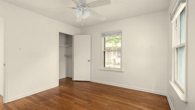 Building Photo - 206 E Skyview Rd