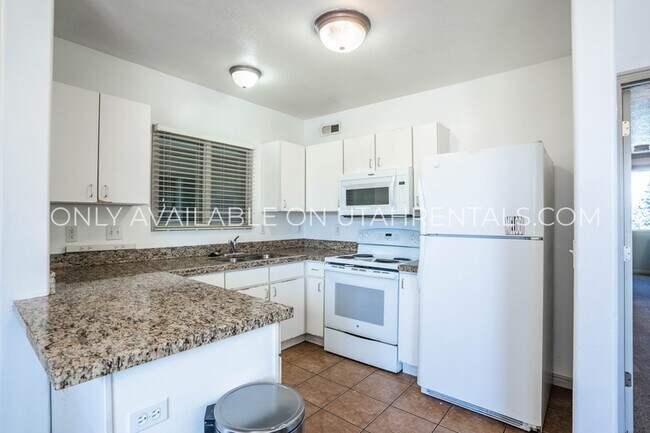 Building Photo - 884 E 700 N