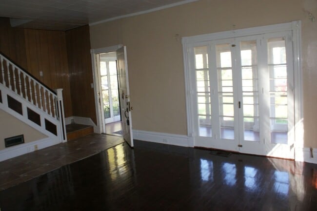 Building Photo - Price Reduction 3 bedroom  2 bath Historic Home in Jennings