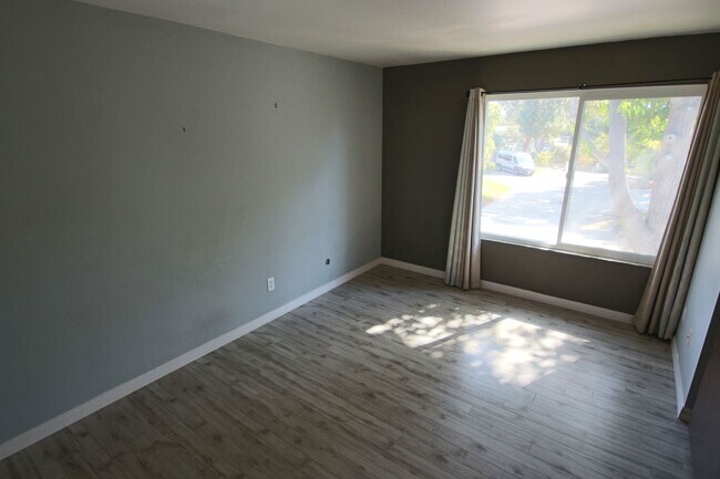 Building Photo - Large spacious 2 Bedroom in UTC