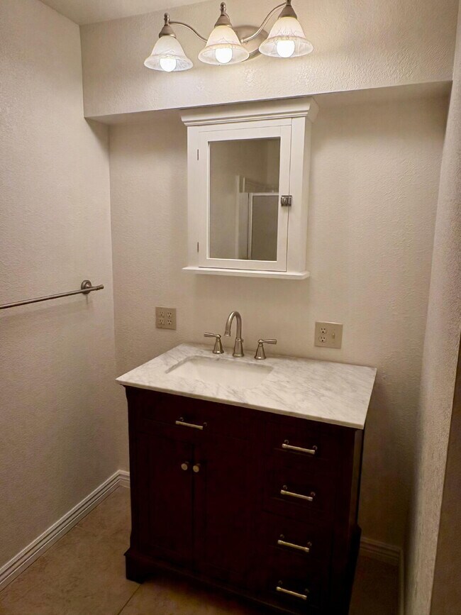 Building Photo - Spacious home in country setting, yet close to amenities