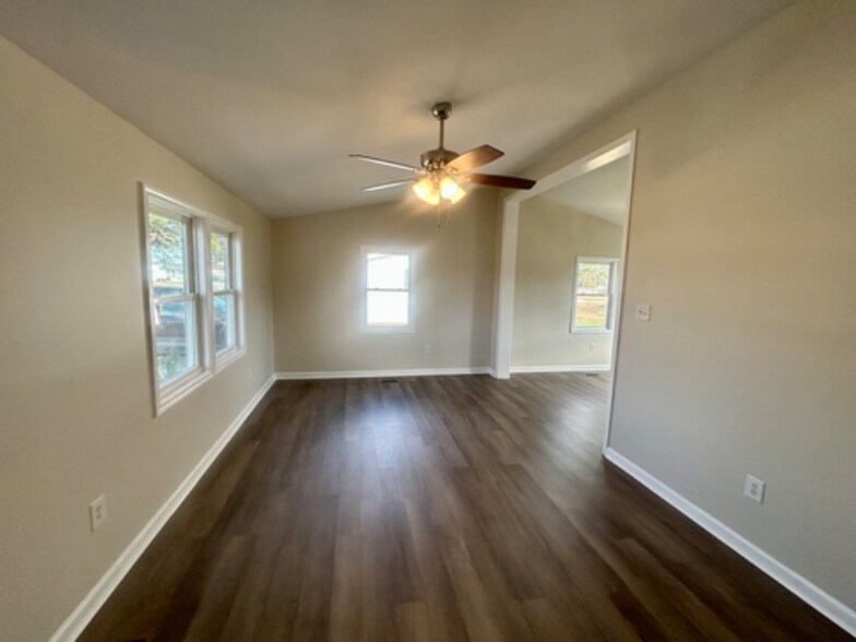 Building Photo - 403 S Market St