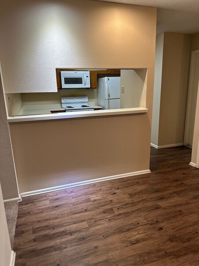 Building Photo - Easy Access to IH-10, medical center & USAA