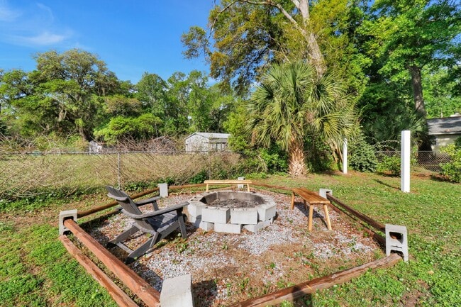 Building Photo - Charming 3-Bedroom Home with Granite Count...