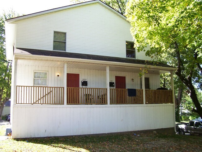 Primary Photo - 0200-202 E 16th Street