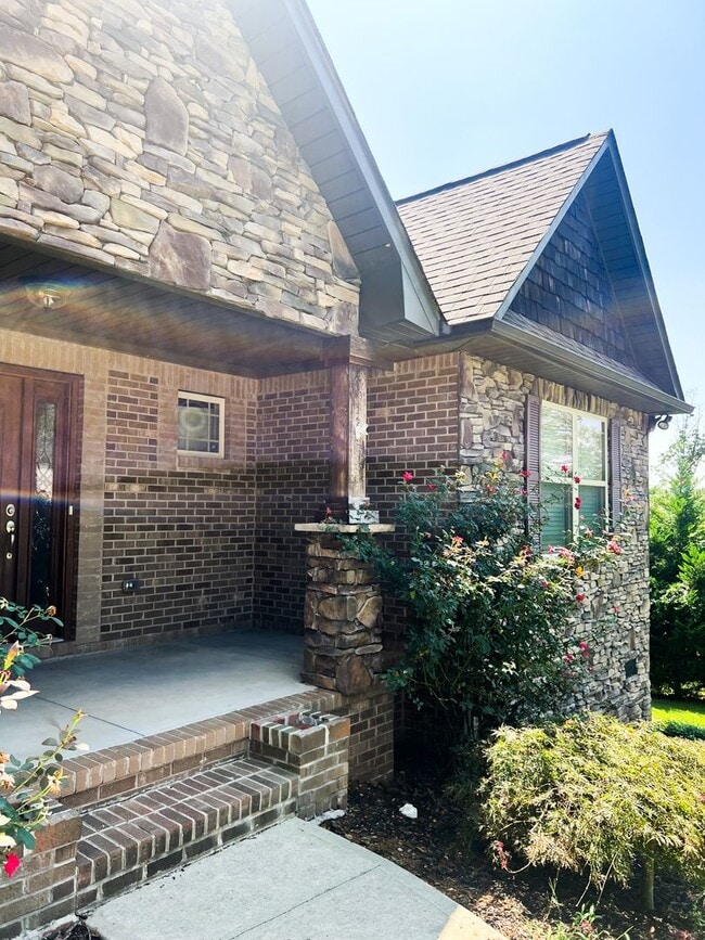 Building Photo - Single Family Home