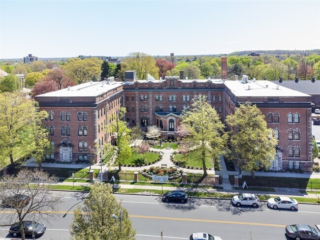 Primary Photo - 300 Alexander St