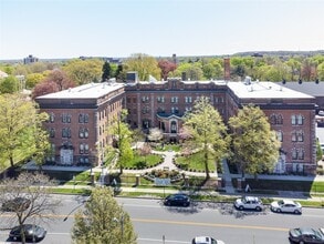 Building Photo - 300 Alexander St