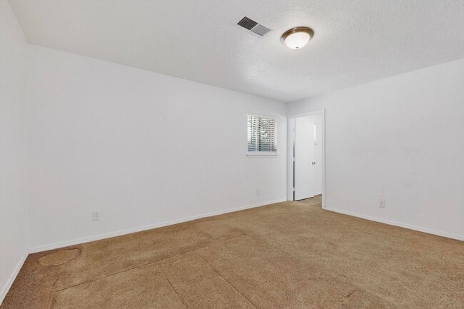 Building Photo - 3 Bedroom 2 Bath with 2 car garage