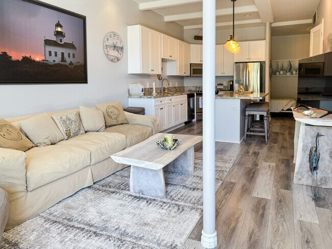 Building Photo - Beautiful Furnished 1 Bedroom, 1.5 Bath Condo with Harbor Views - Flexible Lease!