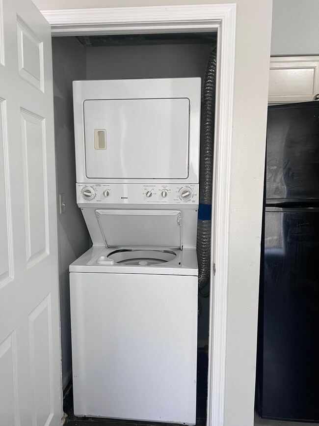 Building Photo - Beautifully Updated 3 Bedroom House