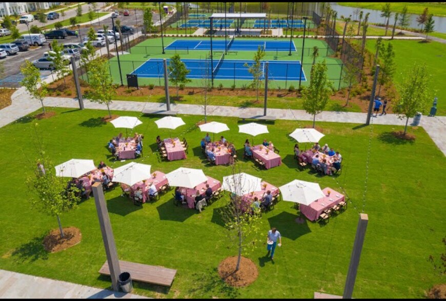 Building Photo - 610 Blueway Ave