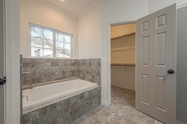 Building Photo - 1015 Sugar Lakes Dr