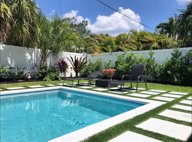 Building Photo - 1501 NE 24th St